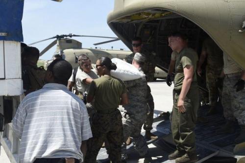 Membros da 621ͣ Asa de Resposta de Contingência facilitam o transporte dos alimentos e provisões fornecidos pela USAID às vítimas do furacão Matthew, no dia 9 de outubro de 2016.(Foto: Sgt Robert Waggoner /Força Aérea dos EUA)