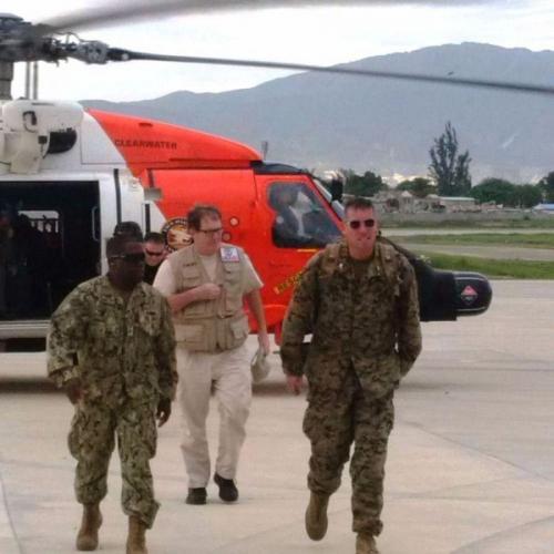 El Contraalmirante de la Marina de los EE. UU. Cedric Pringle, comandante de la Fuerza de Tarea Conjunta Matthew (derecha), el Coronel Tom Prentice, comandante de la Fuerza de Tarea Aeroterrestre de Infantes de Marina de los EE. UU., y el Sr. Tim Callaghan de la USAID (centro), bajan del helicóptero CG-6013 de la Guardia Costera de los EE. UU. después de inspeccionar por primera vez los daños ocasionados por el huracán Matthew en Haití. (Foto: Guardia Costera de los EE. UU.) 