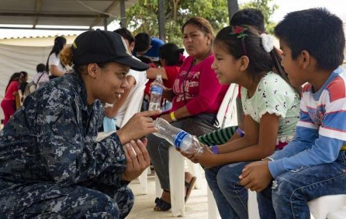 El Contramaestre Tercera Clase de la Marina de los EE. UU. Ariel Janifer interactúa con un paciente en una de las dos instalaciones médicas en Paita, Perú, como parte de la misión de SOUTHCOM Promesa Duradera, el 3 de noviembre de 2018. (Foto: Contramaestre Tercera Clase de la Marina de los EE. UU. Devin Alexondra Lowe)La misión Promesa Duradera, de 11 semanas de duración y patrocinada por el Comando Sur de los EE. UU. (SOUTHCOM), reúne a más de 200 médicos, enfermeros y técnicos de los EE. UU. y personal de naciones amigas, a bordo del buque hospital de la Marina de los EE. UU. USNS Comfort (T-AH 20). El objetivo de la iniciativa humanitaria en Latinoamérica es ayudar a aliviar la presión en los sistemas médicos nacionales ocasionados en parte por el incremento de emigrantes de otros países, además de brindar asistencia humanitaria a comunidades necesitadas. El USNS Comfort hizo su primera escala en Esmeraldas, Ecuador, del 22 al 26 de octubre. El buque hospital continuó su recorrido hacia Paita, departamento de Piura en Perú, donde permaneció del 30 de octubre al 5 de noviembre antes de continuar hacia Colombia y Honduras.