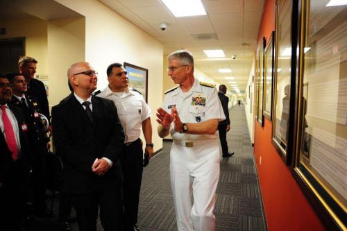 El Almirante de la Marina de los EE. UU. Craig Faller, comandante del Comando Sur de los EE. UU., intercambia opiniones con el ministro de Seguridad Pública de Costa Rica Michael Soto Rojas, durante su visita al Comando Sur, el 28 de enero de 2019.
