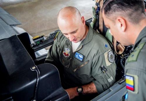 El Teniente Coronel de la Fuerza Aérea de los EE. UU. Brett Waring y el Capitán de la Fuerza Aérea de Colombia Gustavo Sanabria repasan los procedimientos de eyección de los A-29B Super Tucanos durante el ejercicio Green Flag East en la Base de la Fuerza Aérea de los EE. UU. Barksdale, en Luisiana, el 17 de agosto de 2016. Waring se familiarizó con los sistemas de eyección de los A-29 antes de comenzar el ejercicio. (Foto de la Fuerza Aérea de los EE. UU./Aerotécnico Jefe Mozer O. Da Cunha) 