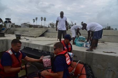 El Cúter Thetis de la Guardia Costera de los EE. UU. distribuyó agua y comida para los damnificados del huracán Matthew en la Base de la Guardia Costera haitiana Les Cayes, el 6 de octubre de 2016. (Foto: Guardia Costera de los EE. UU.)
