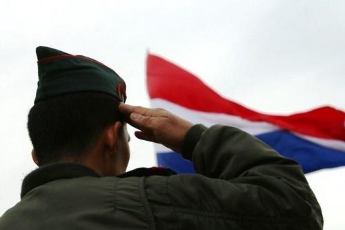 Un elemento de Paraguay saluda a su bandera en Fuerzas Comando 2017. El Ejercicio es una competición patrocinada por el Comando Sur de los Estados Unidos y el programa de becas de combate al terrorismo. (Foto: Sargento 2.º del Ejército de los EE. UU. Chad Menegay)