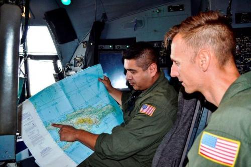 Los tripulantes de la Estación Aérea Clearwater, Florida, llevan a cabo el 5 de octubre una orientación preparatoria de vuelo a bordo del avión HC-130 Hércules de la Guardia Costera de los EE. UU., en preparación de un sobrevuelo de evaluación de Haití, Bahamas y las áreas circundantes afectadas por el huracán Matthew. (Foto: Contramaestre Primera Clase Michael De Nyse/Distrito 7 de la Guardia Costera de los EE. UU.)